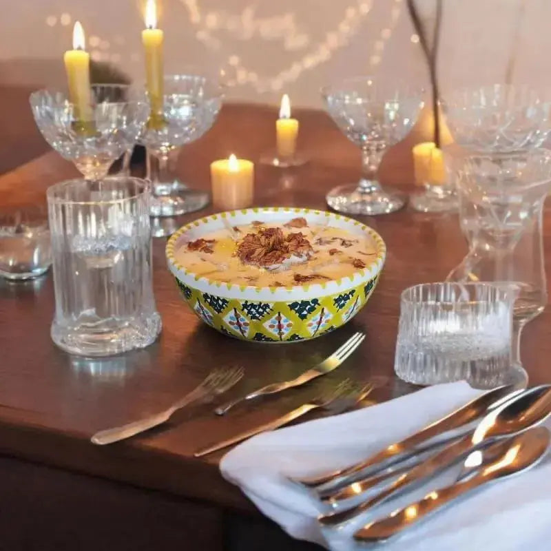 Bougie artisanale ronde en céramique de Nabeul décorée de pétales