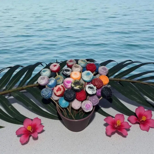 Bouquet de petites renoncules en cire artisanale, fleurs colorées disposées dans un vase au bord de la mer – Lulu Baladine