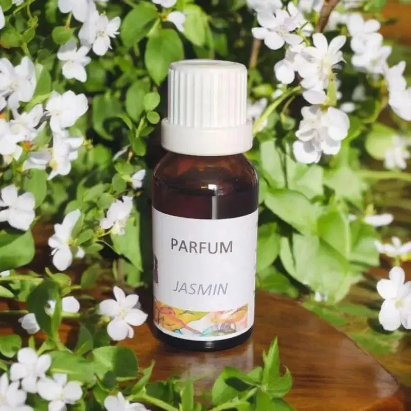 extrait de parfum jasmin en fiole ambrée entourée de fleurs blanches, fabrication artisanale Charente Maritime