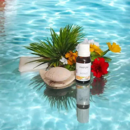 Lulu Baladine extrait de parfum Monoi, fiole ambrée, posé sur l'eau avec une ambiance Méditerranée, fabriqué près de Jonzac