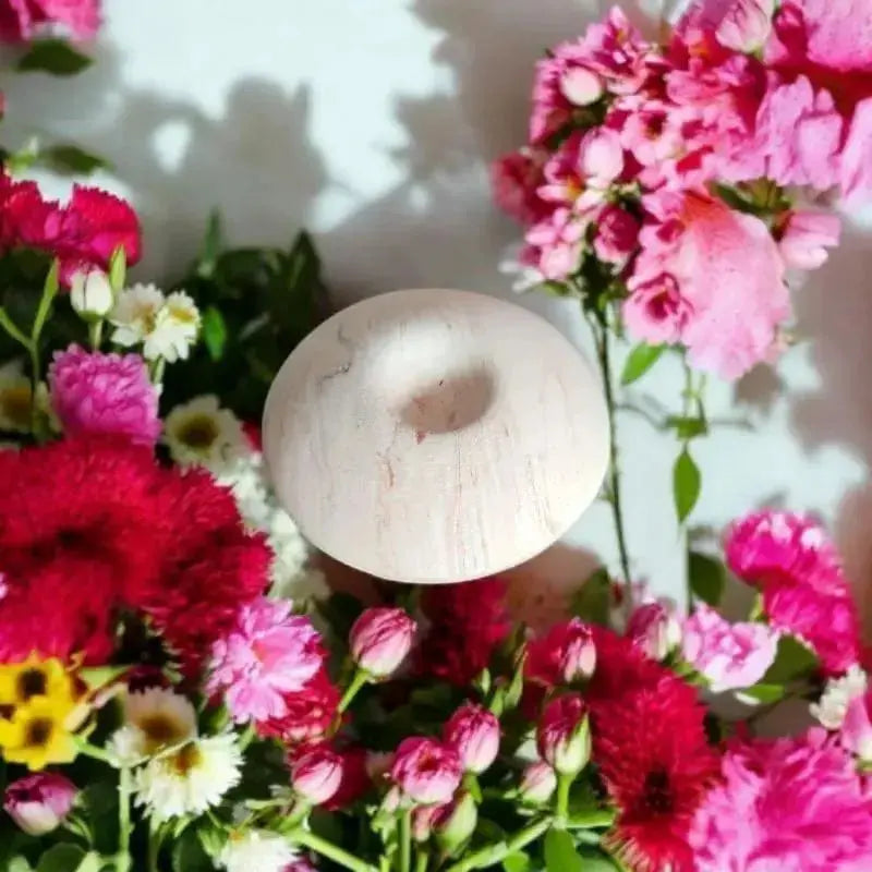 galet aroma à parfumée en céramique marbrée, accessoire de diffusion entouré de fleurs colorées