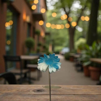 Gerbera bordée de turquoise en cire artisanale, fleur décorative artisanale sur table extérieure – Lulu Baladine