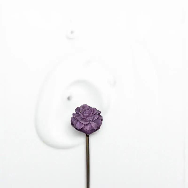 Petite fleur œillet vieux rose sur fond blanc minimaliste et lumineux