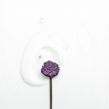 Petite fleur œillet vieux rose sur fond blanc minimaliste et lumineux