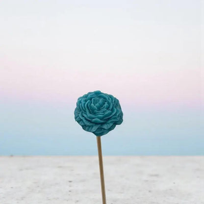 Petite pivoine turquoise Lulu Baladine sur fond pastel dégradé, ambiance douce et épurée.