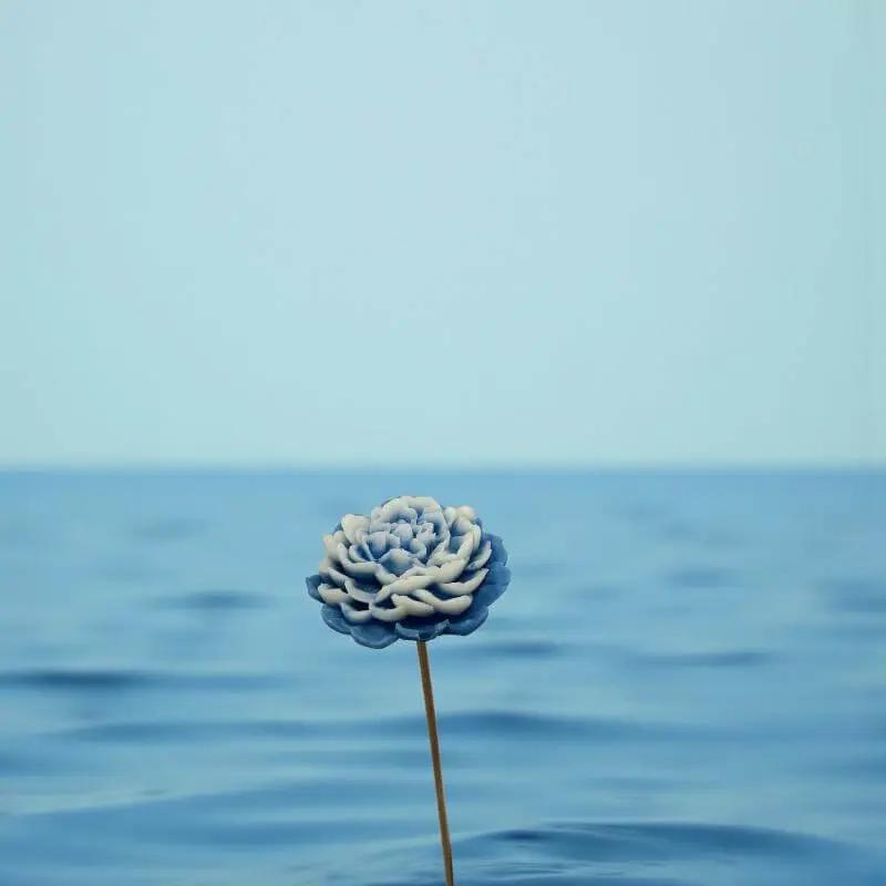 Pivoine bordée de bleu en cire artisanale, fleur décorative flottant sur l’eau, symbole de sérénité – Lulu Baladine
