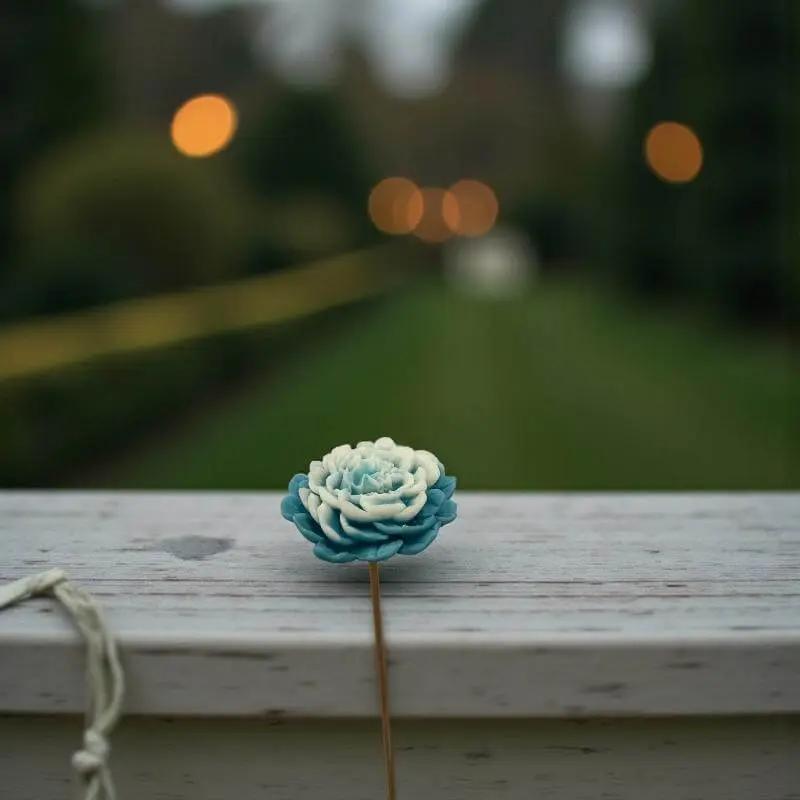 Pivoine bordée de turquoise en cire artisanale, fleur décorative élégante sur balcon avec lumière du soir – Lulu Baladine