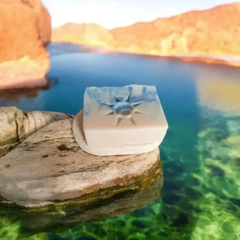 Porte savon naturel en argile, decors de mer d'amerique et falaise. 
Un Savon marbrée de bleu et poser sur le porte savon 