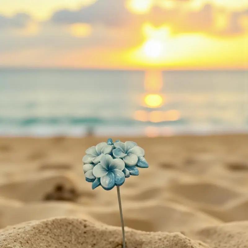 Primevère moyenne bordée turquoise en cire artisanale, fleur décorative délicate sur le sable au coucher du soleil – Lulu Baladine