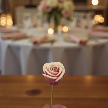 Rose bordée rouge en cire artisanale, fleur décorative romantique parfaite pour une table élégante – Lulu Baladine