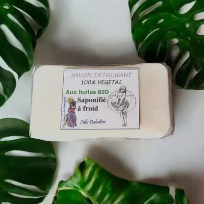 Savon Solide détachant 100% végetale avec des huile bio, fabriquée près de Jonzac par Lulu Baladine 