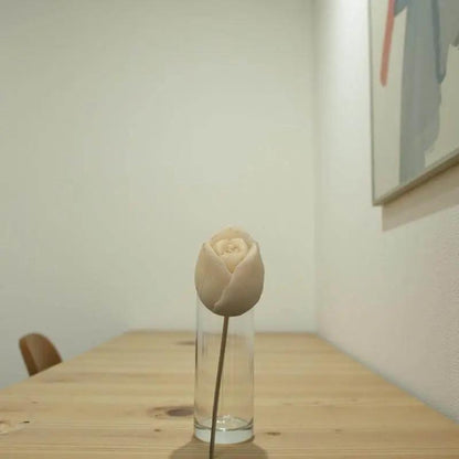 Tulipe blanche en cire artisanale, fleur décorative naturelle posée dans un vase minimaliste – Lulu Baladine