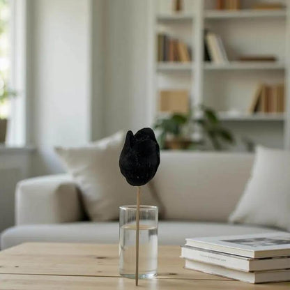 Tulipe noire en cire artisanale, fleur décorative élégante dans un intérieur épuré et lumineux – Lulu Baladine