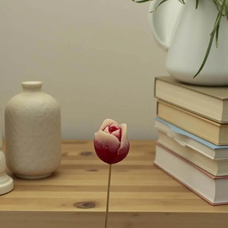 Tulipe rouge bordée de blanc en cire artisanale, fleur décorative posée sur table avec ambiance naturelle et apaisante – Lulu Baladine