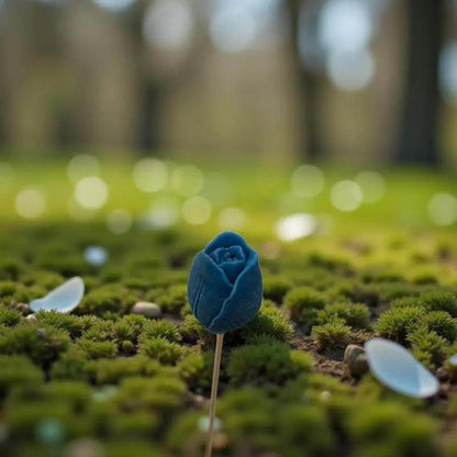 Tulipe bleue en cire artisanale, fleur décorative posée sur mousse naturelle en extérieur – Lulu Baladine